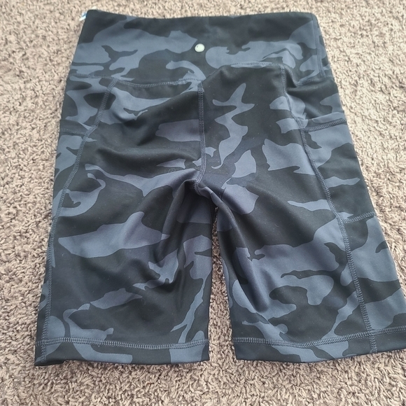 Yogalicious bikers shorts size medium - Picture 4 of 7